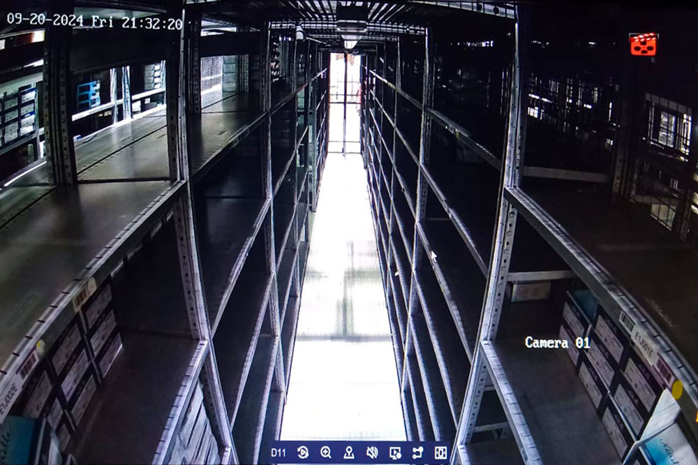 Vista de cámara cctv en almacen, bodega, industrial