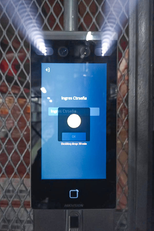 Panel de control de acceso con reconocimiento facial y detección de huella digital